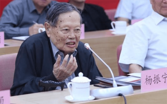 杨振宁将清华开出的薪资全部捐献,看到数字,我们才知道他多伟大