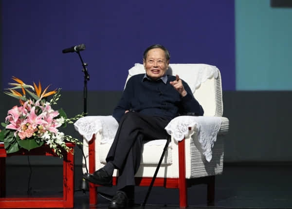 独家|刘钝:杨振宁先生近百岁还发论文,从没停止思考
