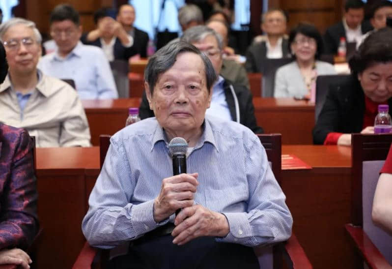 独家|刘钝:杨振宁先生近百岁还发论文,从没停止思考