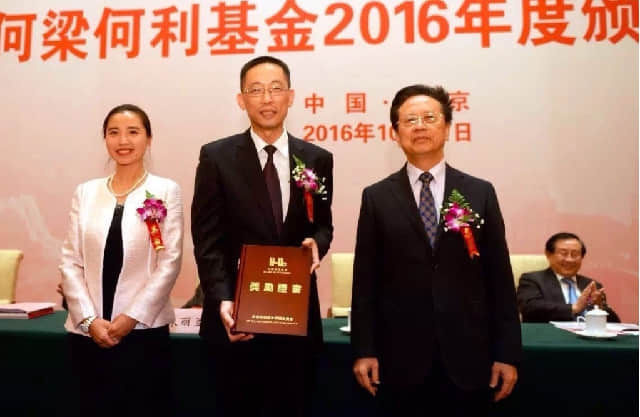 舒红兵曾力压施一公，夺得院士头衔，如今施一公靠妻子扳回一城