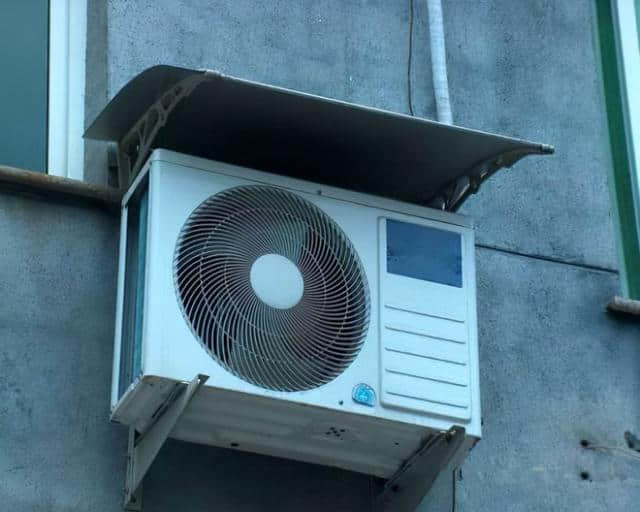 “空调外机”用不用装遮雨棚?很多人都做错,难怪空调寿命短