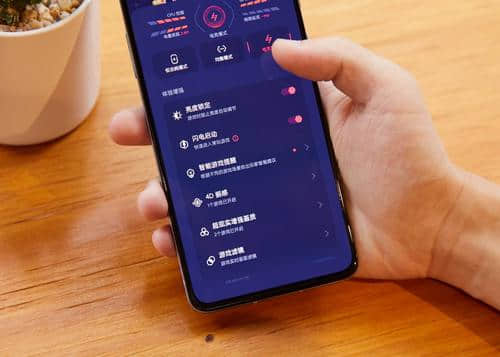 一加新机亮相,骁龙888+立体双扬+144Hz刷新率,价格很感人!