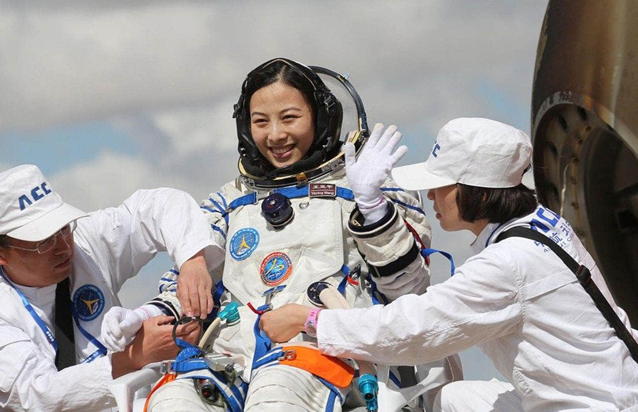 女宇航员有多难?为显示平等,发射前她朝轮胎撒了泡尿