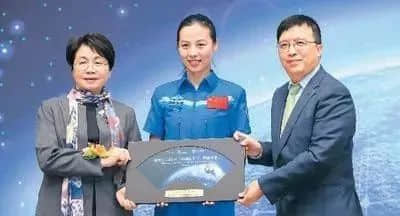首位出舱女航天员:颜值秒杀娱界女星!