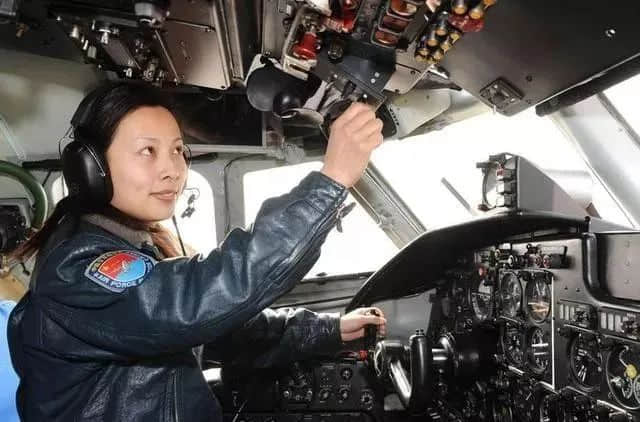 首位出舱女航天员:颜值秒杀娱界女星!