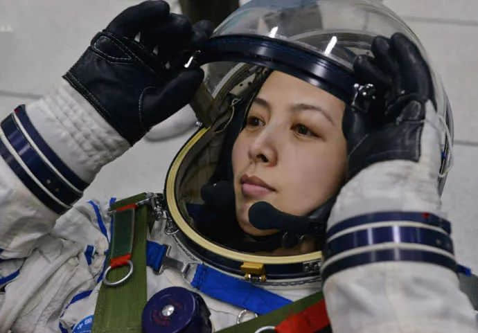 首位出舱女航天员:颜值秒杀娱界女星!