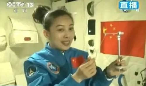 首位出舱女航天员:颜值秒杀娱界女星!