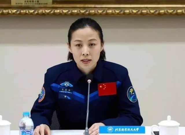 首位出舱女航天员:颜值秒杀娱界女星!