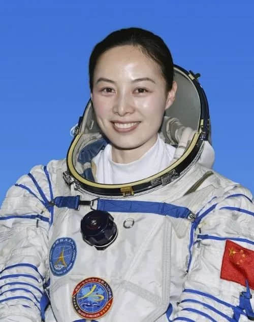首位出舱女航天员:颜值秒杀娱界女星!