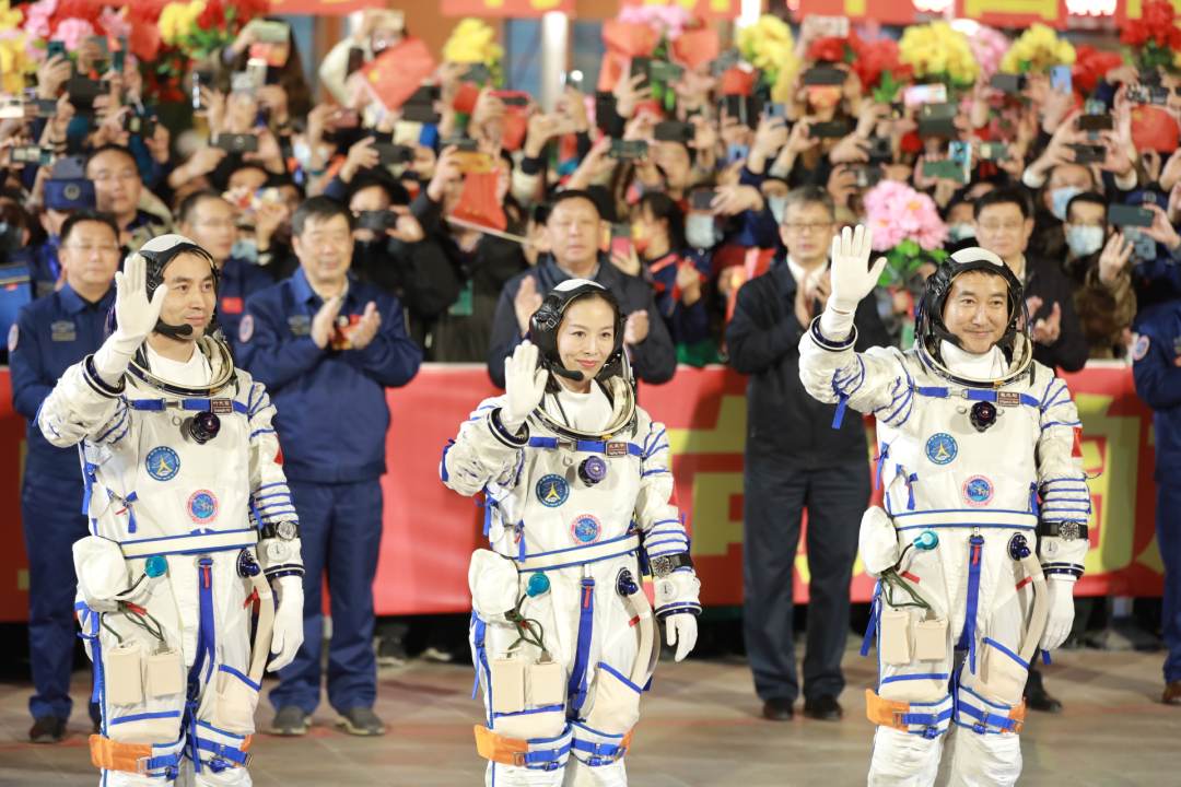 神舟十三号载人飞行任务航天员乘组出征仪式举行