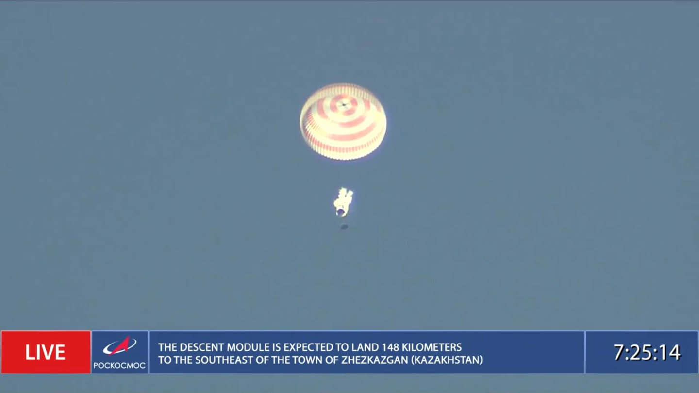 搭载太空电影剧组的“联盟MS-18”飞船成功返回地球