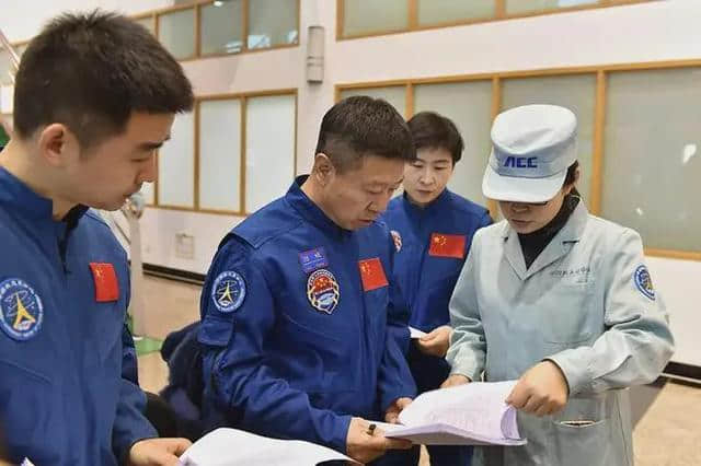 航天员飞行1次太空得多少钱？他们的工资是多少，说出来怕你不信