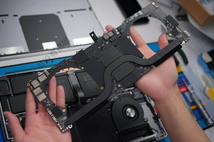 实机拆解露出M1 Max MacBook Pro的梦幻单热管+双风扇散热器