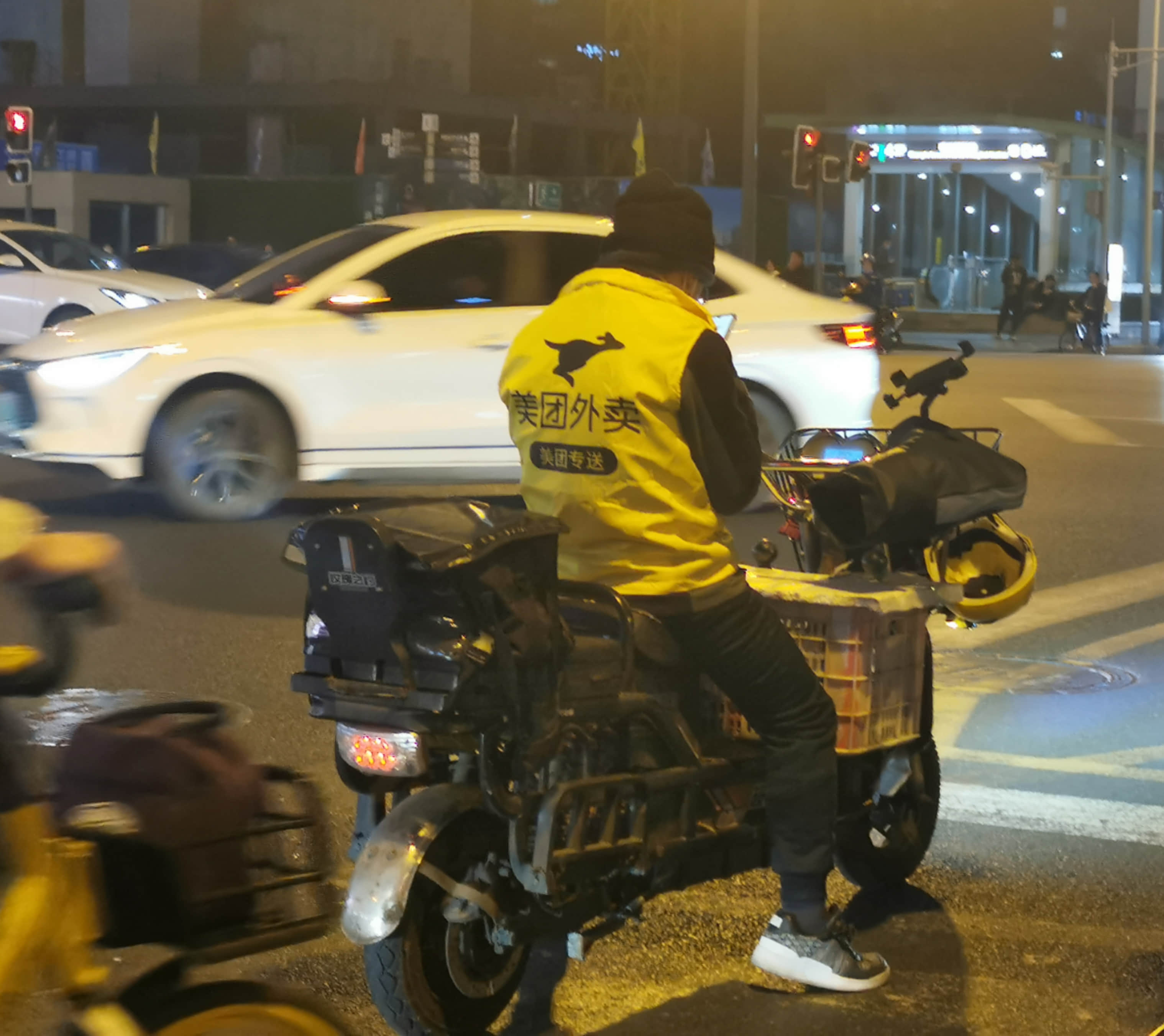 调查|160万外卖员之困:不是劳动者,仍然没社保,谁都不负责