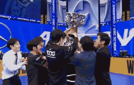 载入电竞史册!中国EDG战队3-2韩国DK 问鼎英雄联盟S11