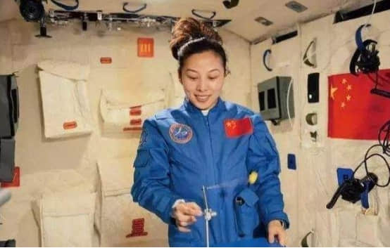 3名航天员要在空间站生活6个月,不能洗澡洗衣服,怎么坚持下来?