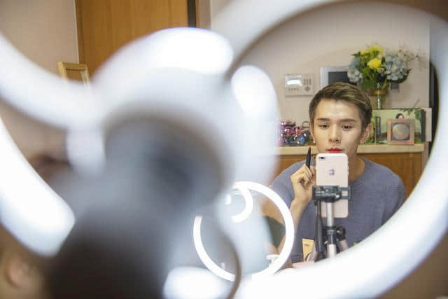 李佳琦和薇娅们“转正”了!带货主播成正式新职业:互联网营销师,职业标准来了