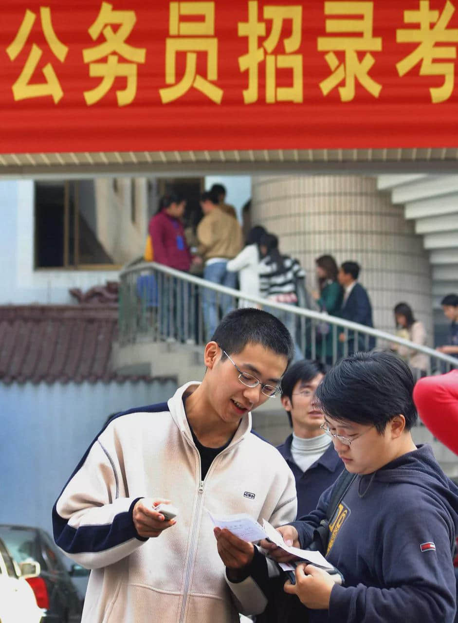 “宇宙的尽头”百万人公考,亏损、裁员,培训机构日子却不好过