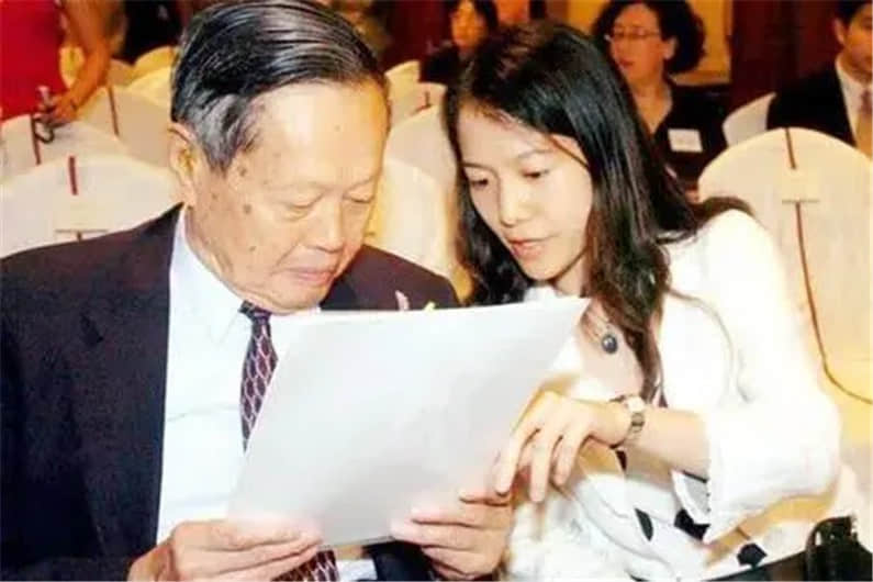 杨振宁回国后年薪有多高?看到清华开出的金额,才知道他有多伟大