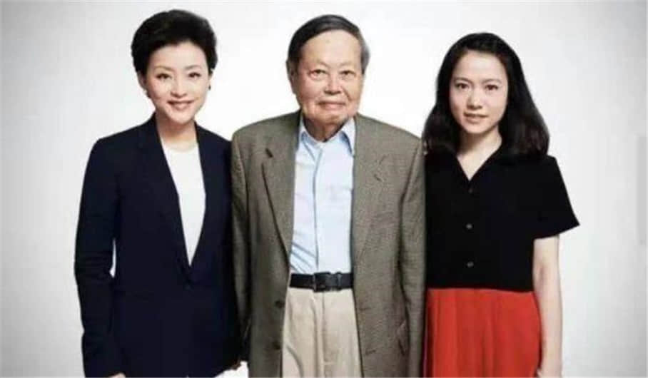 杨振宁回国后年薪有多高?看到清华开出的金额,才知道他有多伟大