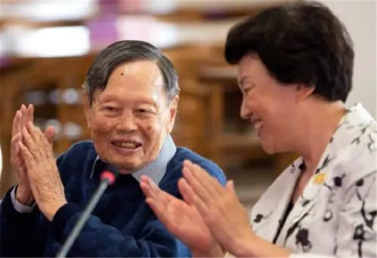 杨振宁回国后年薪有多高?看到清华开出的金额,才知道他有多伟大