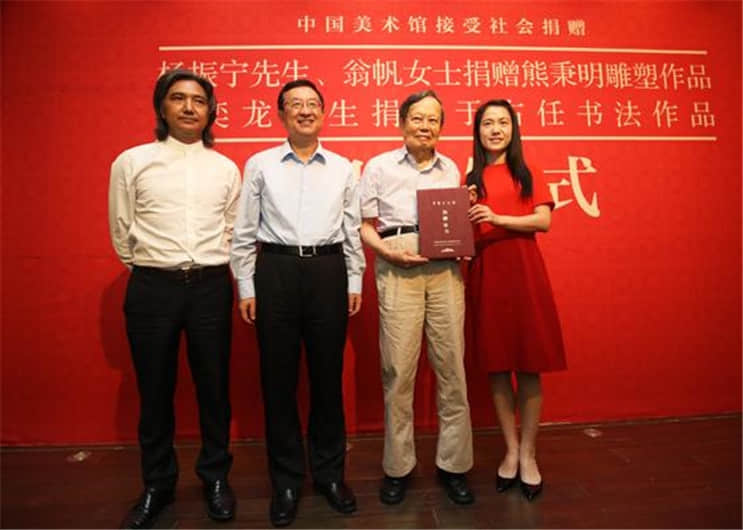 杨振宁回国后年薪有多高?看到清华开出的金额,才知道他有多伟大