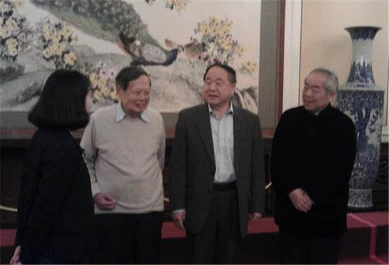 杨振宁回国后年薪有多高?看到清华开出的金额,才知道他有多伟大