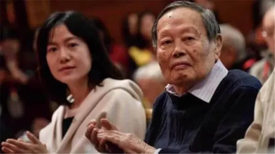 杨振宁回国后年薪有多高?看到清华开出的金额,才知道他有多伟大