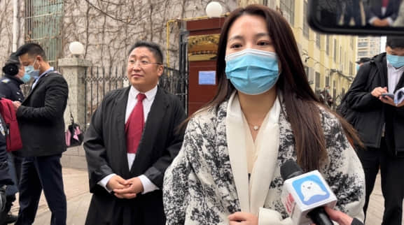 站车顶维权女车主起诉特斯拉案一审未当庭宣判,律师:她几次哽咽,终于有了说话的场所