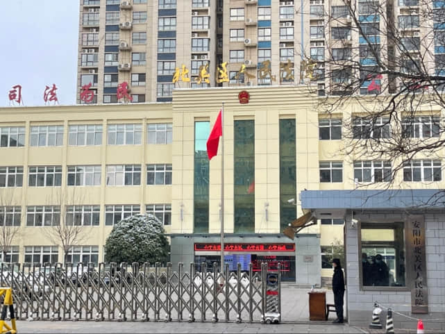 站车顶维权女车主起诉特斯拉案一审未当庭宣判,律师:她几次哽咽,终于有了说话的场所