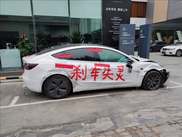 特斯拉车顶维权女车主索赔金额改为50万!法庭未当庭宣判