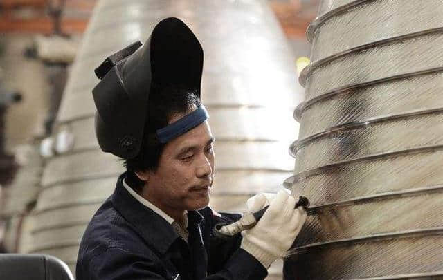 中国第一焊工,专焊卫星导弹!外国8倍年薪挖他却说:祖国需要我