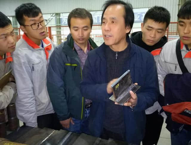 中国第一焊工,专焊卫星导弹!外国8倍年薪挖他却说:祖国需要我