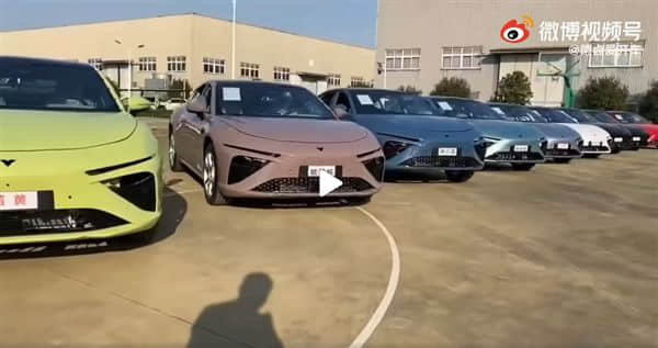 共提供10种车身配色 哪吒S实车曝光！网友：选择困难症犯了