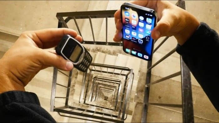 iPhone 13 Pro和Nokia 3310从20层楼梯摔下的测试