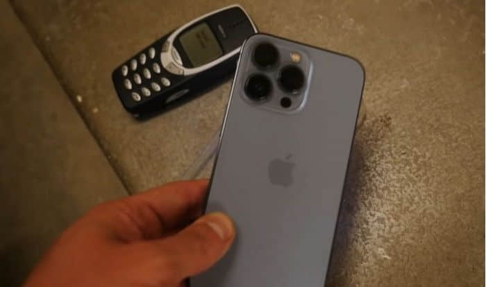 iPhone 13 Pro和Nokia 3310从20层楼梯摔下的测试