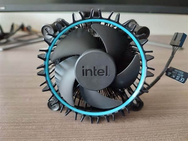 Intel 12代酷睿i5-12400F偷跑开卖：自带新散热器