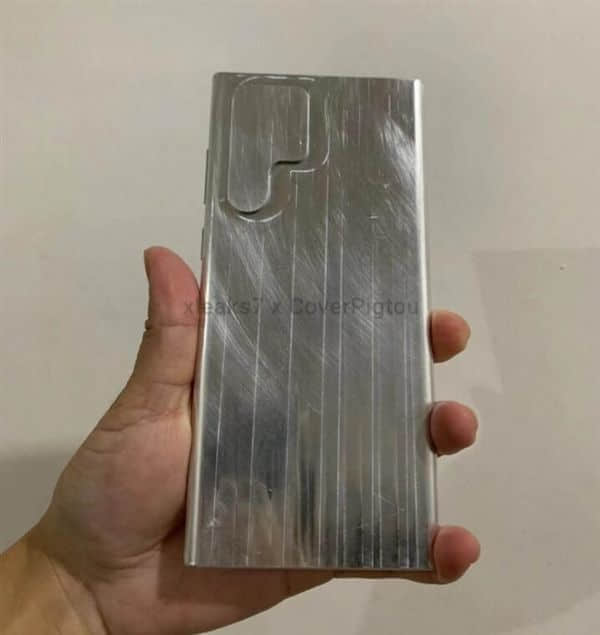 三星Galaxy S22 Ultra曝光：相机呈不规则形状