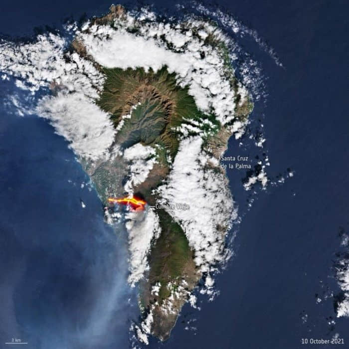 卫星拍摄到拉帕尔马火山喷发产生的的新熔岩流