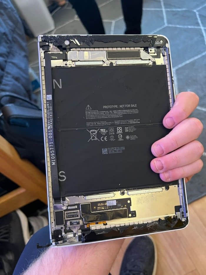 Surface Neo原型照曝光：内部结构像是放大版的Surface Duo