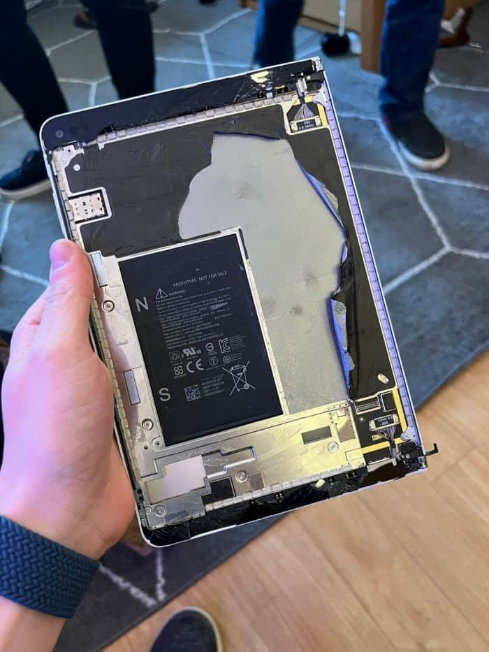 Surface Neo原型照曝光：内部结构像是放大版的Surface Duo