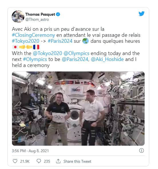 国际空间站宇航员在“太空奥运会”上展示零重力动作