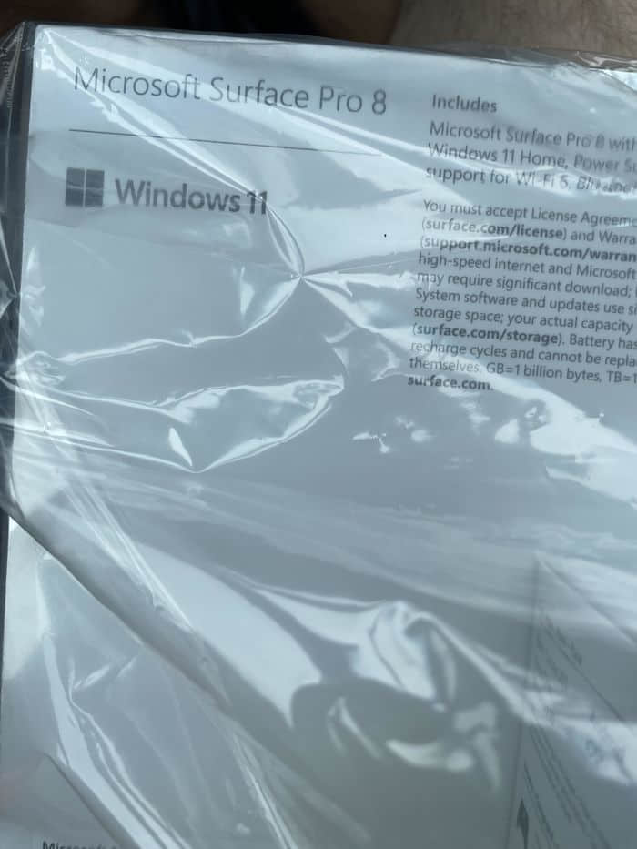 一些用户提前从百思买获得微软Surface Pro 8新机
