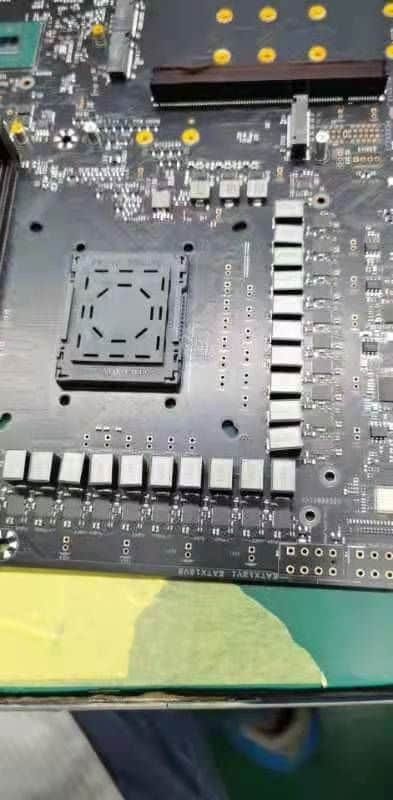 Intel 12代顶级座驾首曝：第一次看到新接口