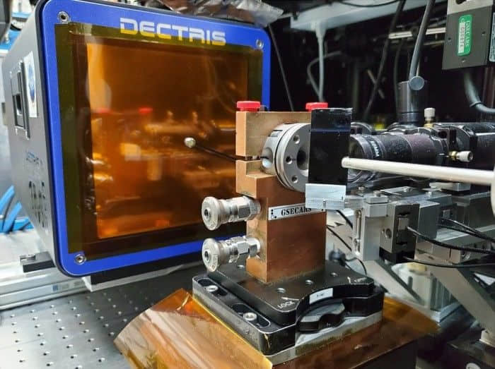 科学家发现奇怪黑色超离子冰或存在于其他行星的深处