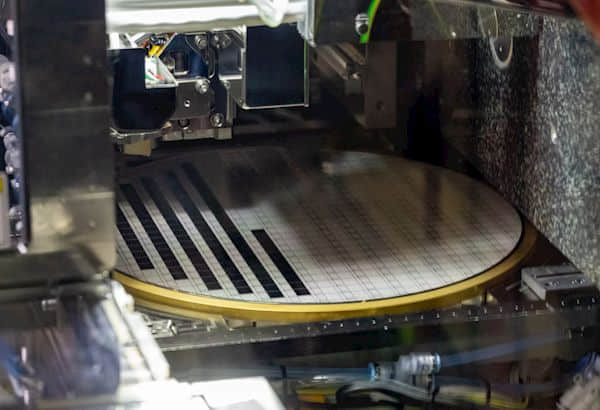 Intel 14代酷睿Meteor Lake处理器工厂实拍照曝光：7nm工艺