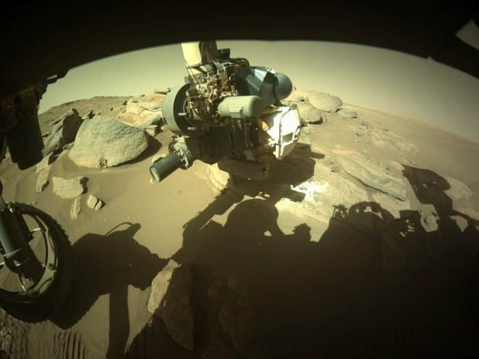 NASA“毅力号”采集到含有绿色矿物的火星岩石样本