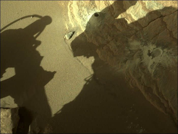 NASA“毅力号”采集到含有绿色矿物的火星岩石样本