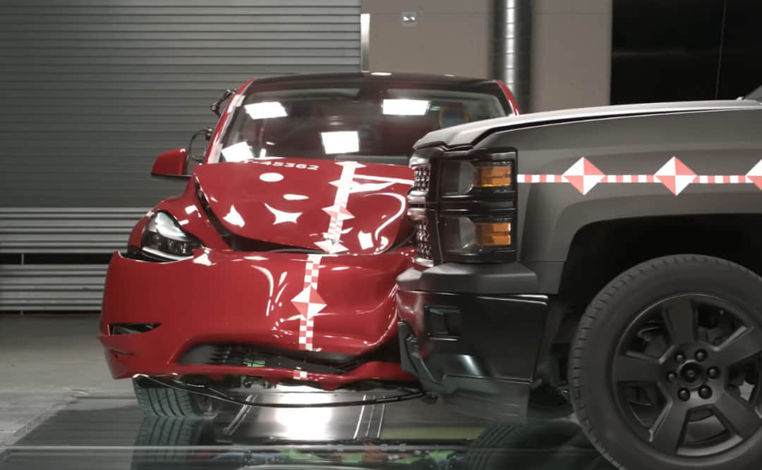 我在YouTube上，看特斯拉认真地研究“如何安全地撞车”