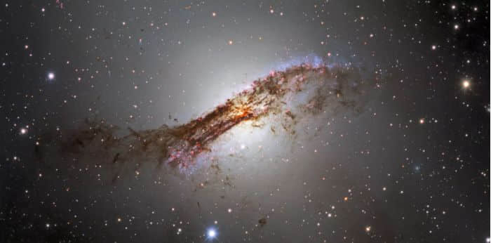 暗能量相机捕捉到半人马座A星系的壮观图像
